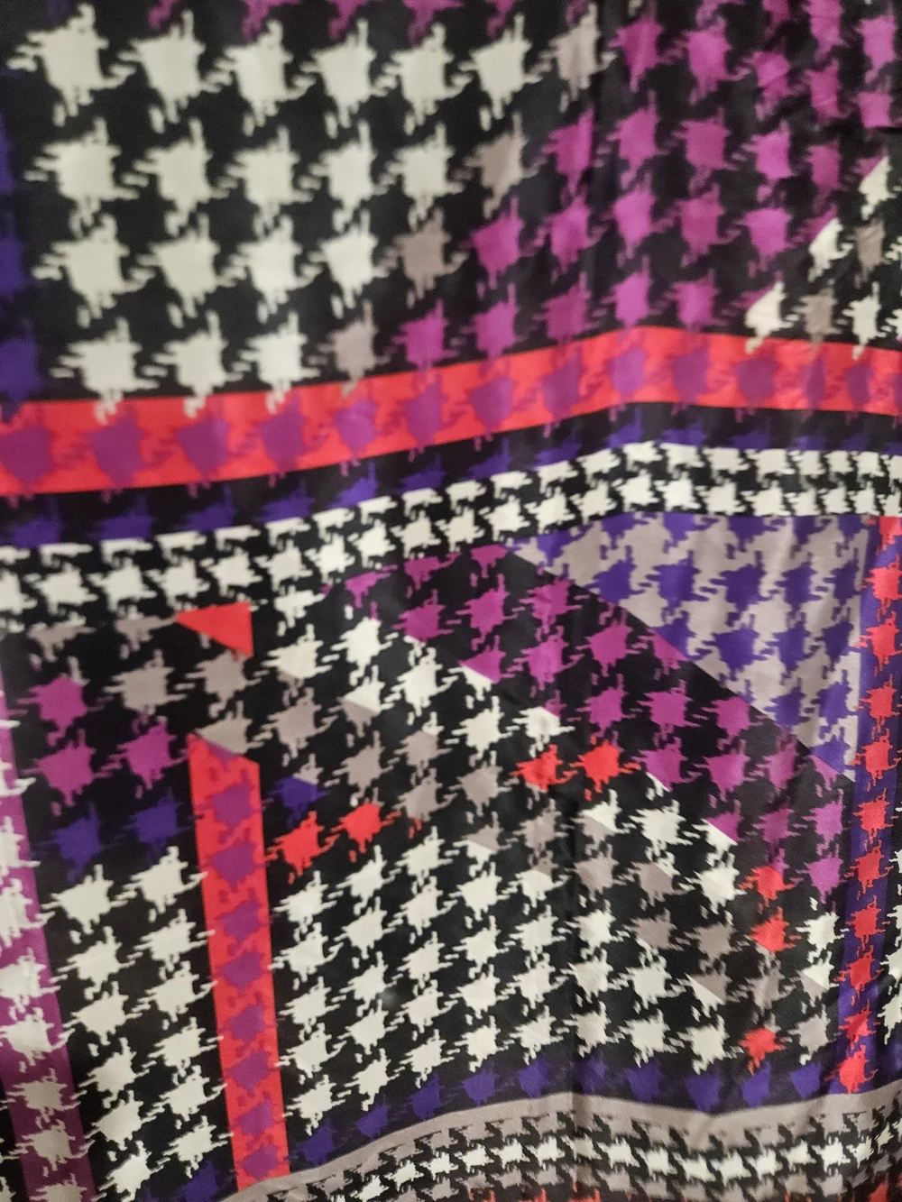 Vintage Oscar de la Renta 100% Silk Houndstooth Square Scarf Purple Black